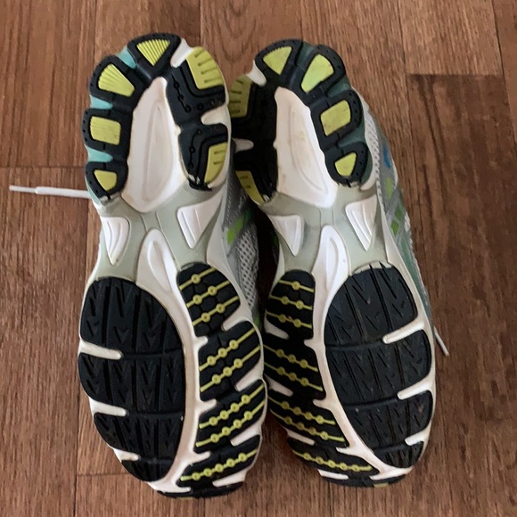 Avia size 10 athletic shoes. Wide fit. - Picture 13 of 16